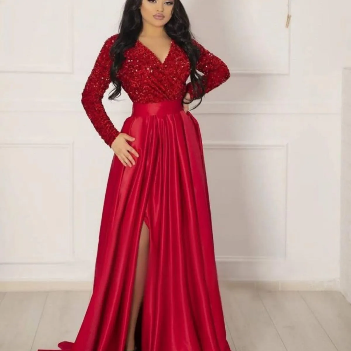 Abiti da sera a maniche lunghe con paillettes glitterate con scollo a V increspato gonna in raso con spacco abito da ballo forma