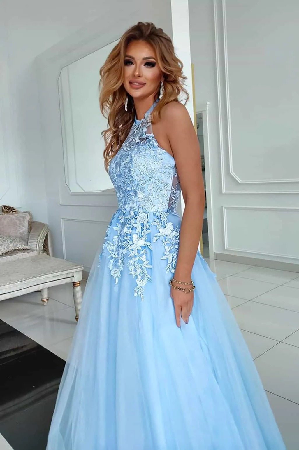 Abito con ampia gonna in tulle e pizzo