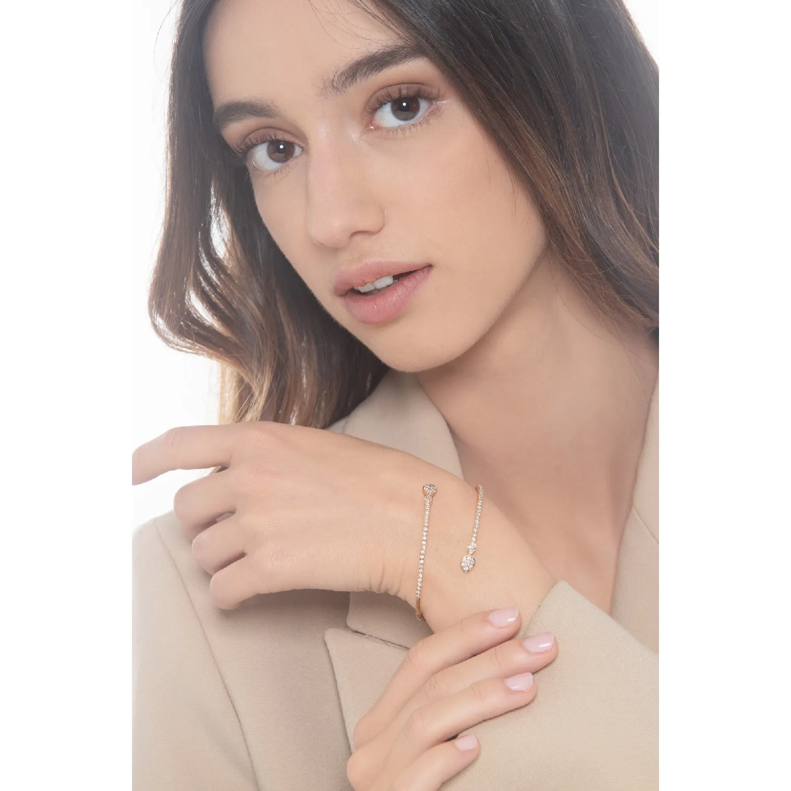 Bracciale semirigido in oro rosa 18k con gocce alle estremità e incastonati diamanti
