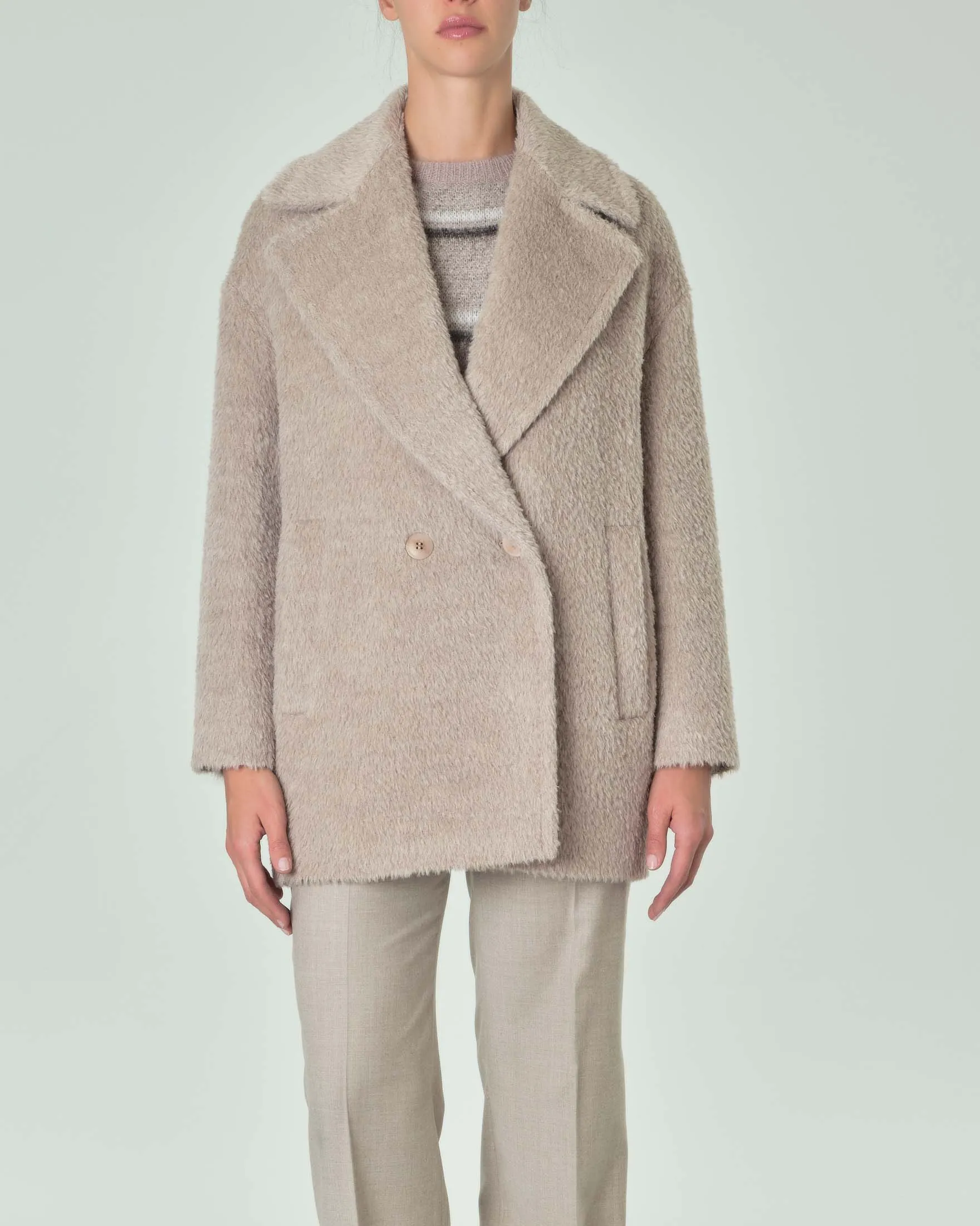 Cappotto over grigio-beige in spazzolino di alpaca e lana dalla chiusura a doppiopetto