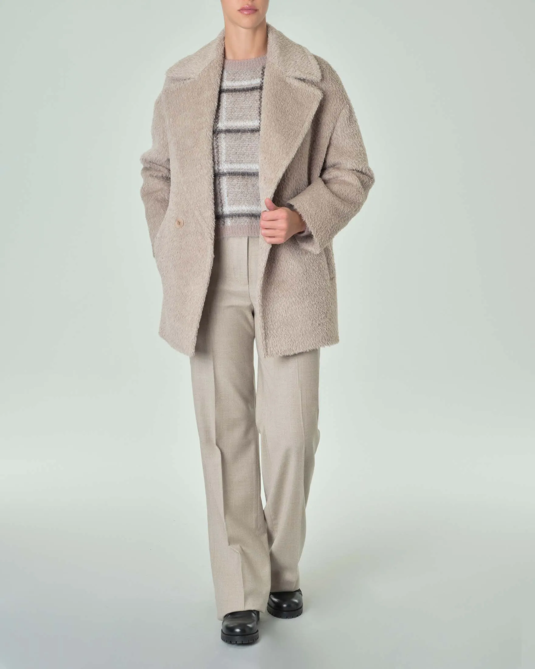 Cappotto over grigio-beige in spazzolino di alpaca e lana dalla chiusura a doppiopetto