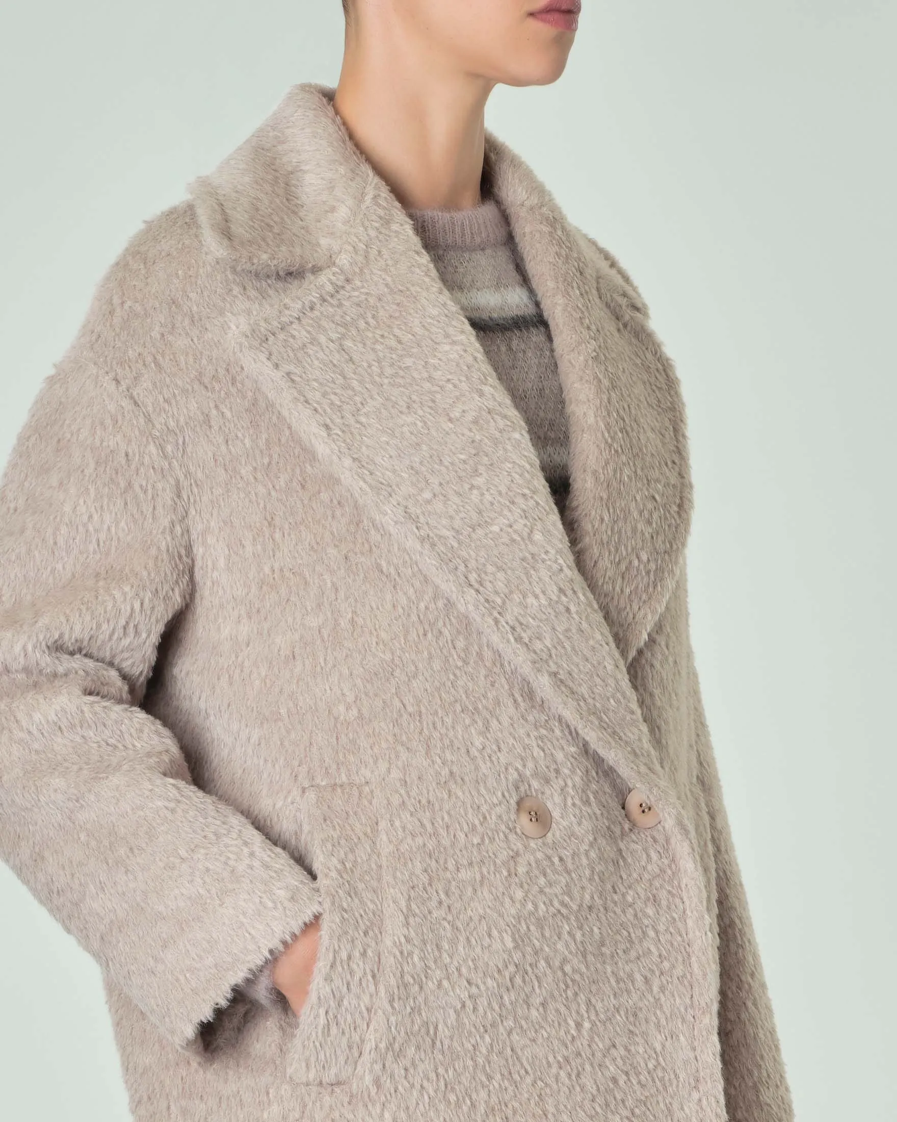 Cappotto over grigio-beige in spazzolino di alpaca e lana dalla chiusura a doppiopetto