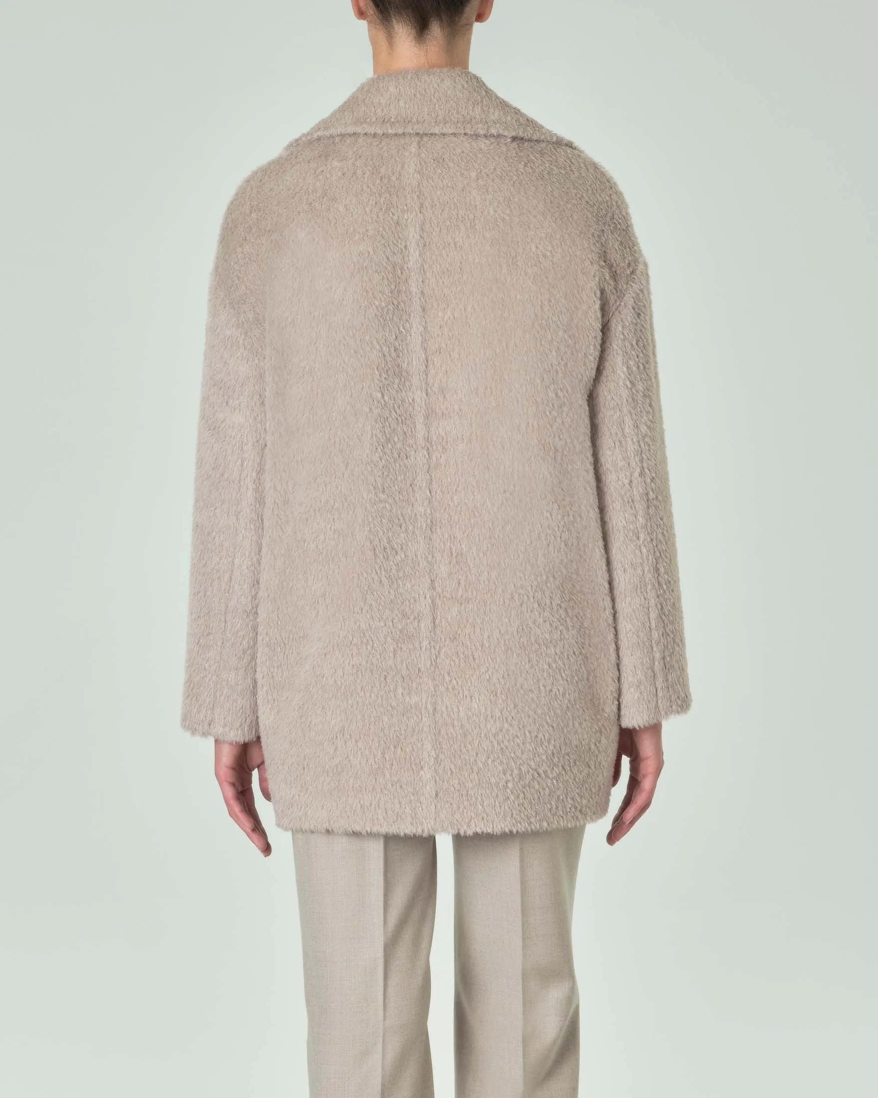 Cappotto over grigio-beige in spazzolino di alpaca e lana dalla chiusura a doppiopetto