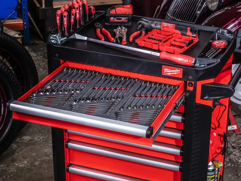 Carrello portautensili Milwaukee SRC30 a 7 cassetti con 179 utensili per l'industria