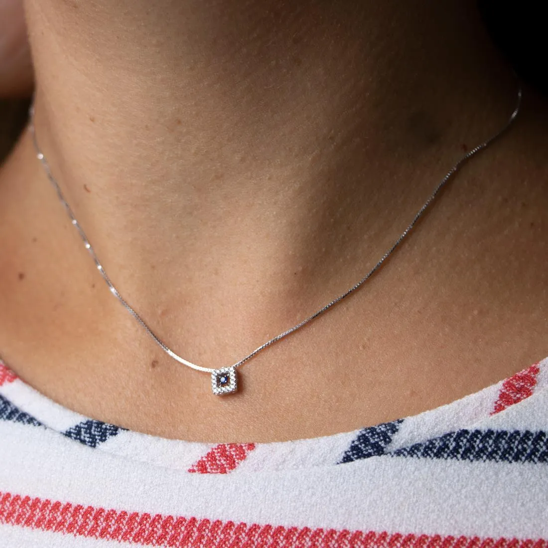 Collana in oro bianco con pendente con diamanti ct 0.05 e zaffiri