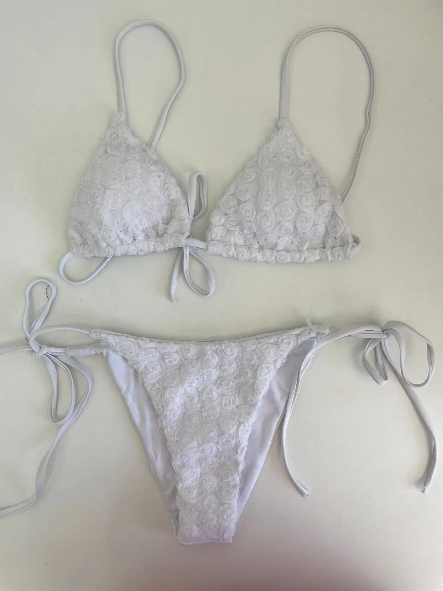 Costume 2 pezzi tinta unita con rose