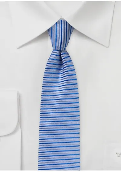 Cravatta extra lunga a righe orizzontali blu argento