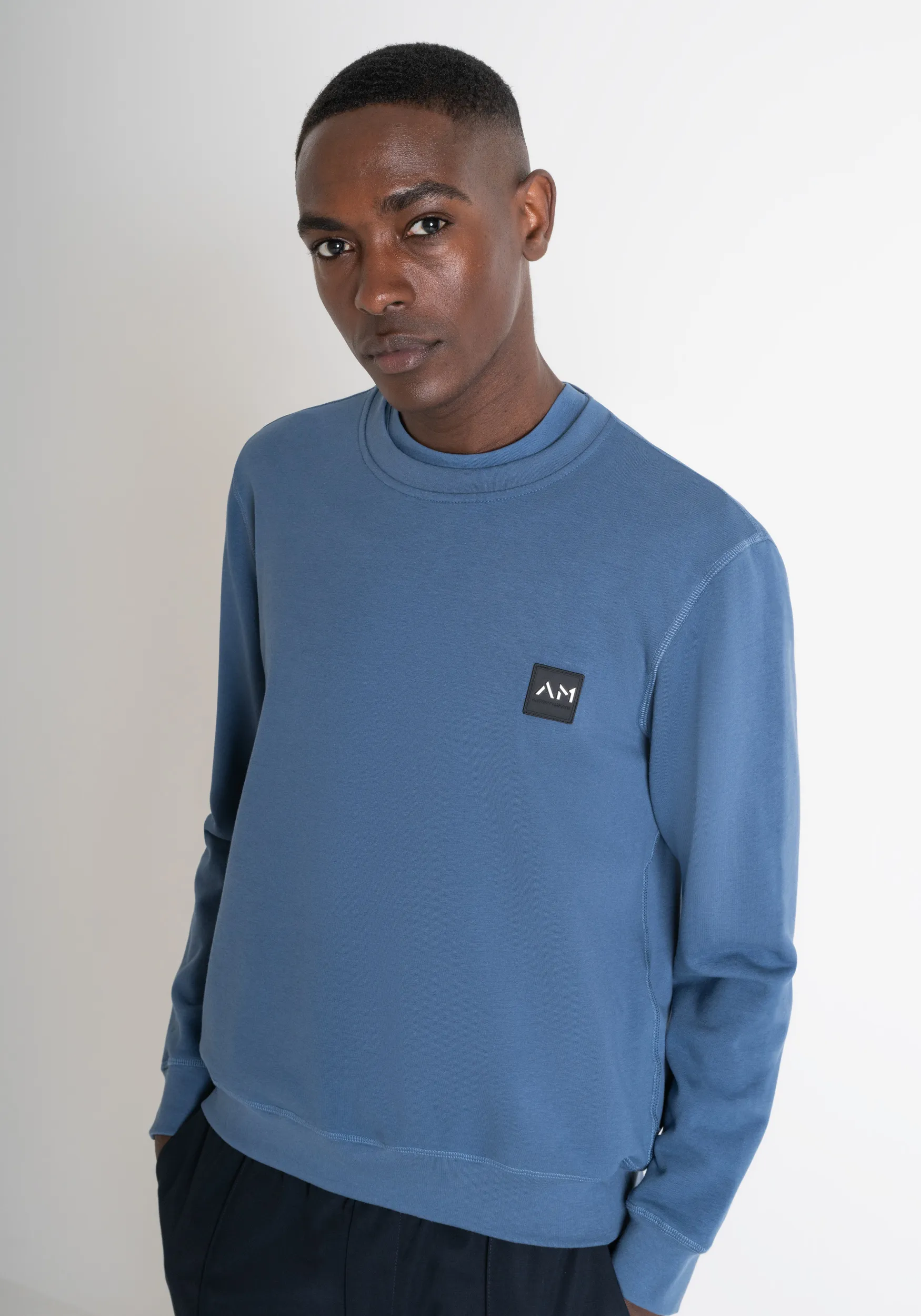 FELPA REGULAR FIT IN TESSUTO SOSTENIBILE MISTO COTONE BLU CON LOGO
