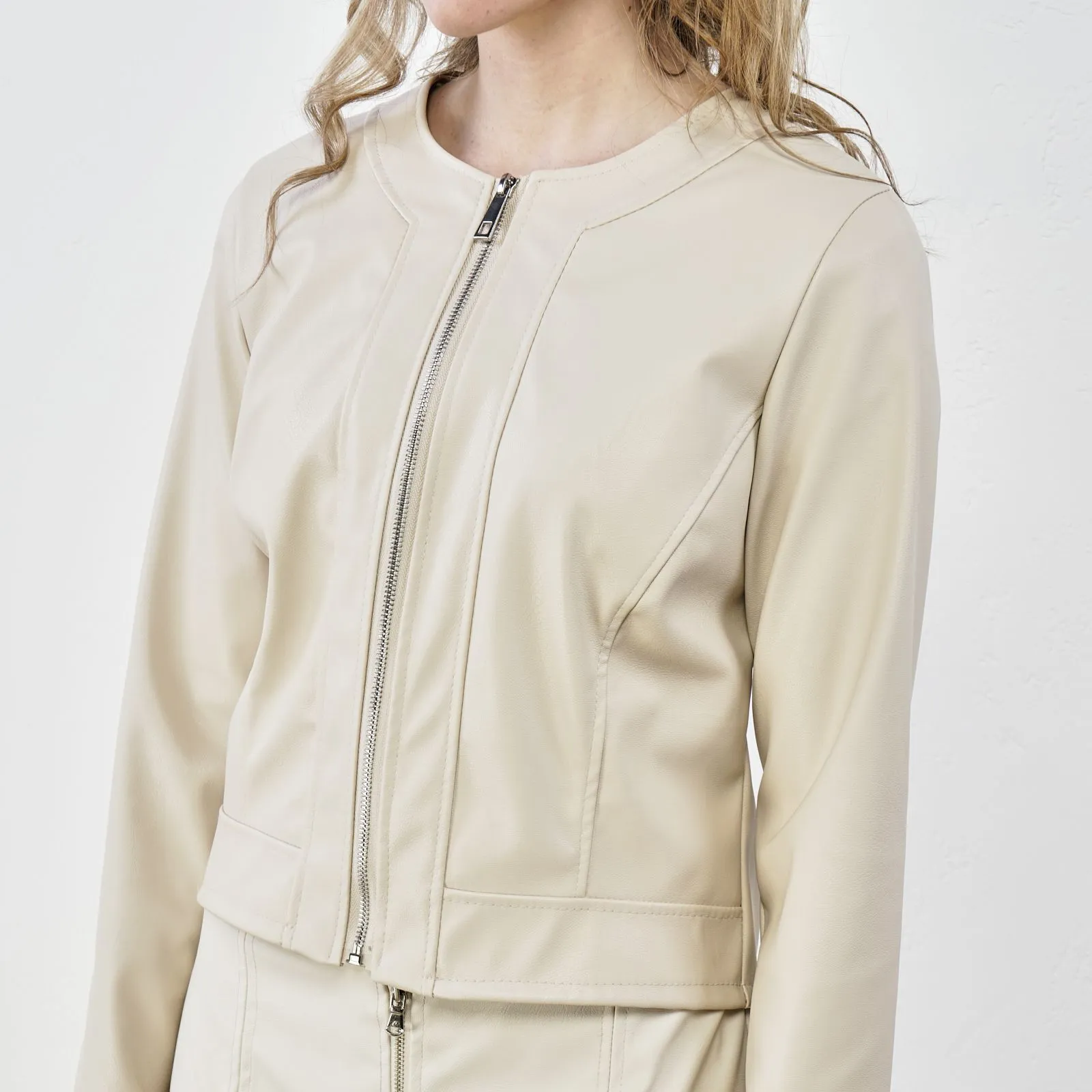 Giacca panna in ecopelle con zip