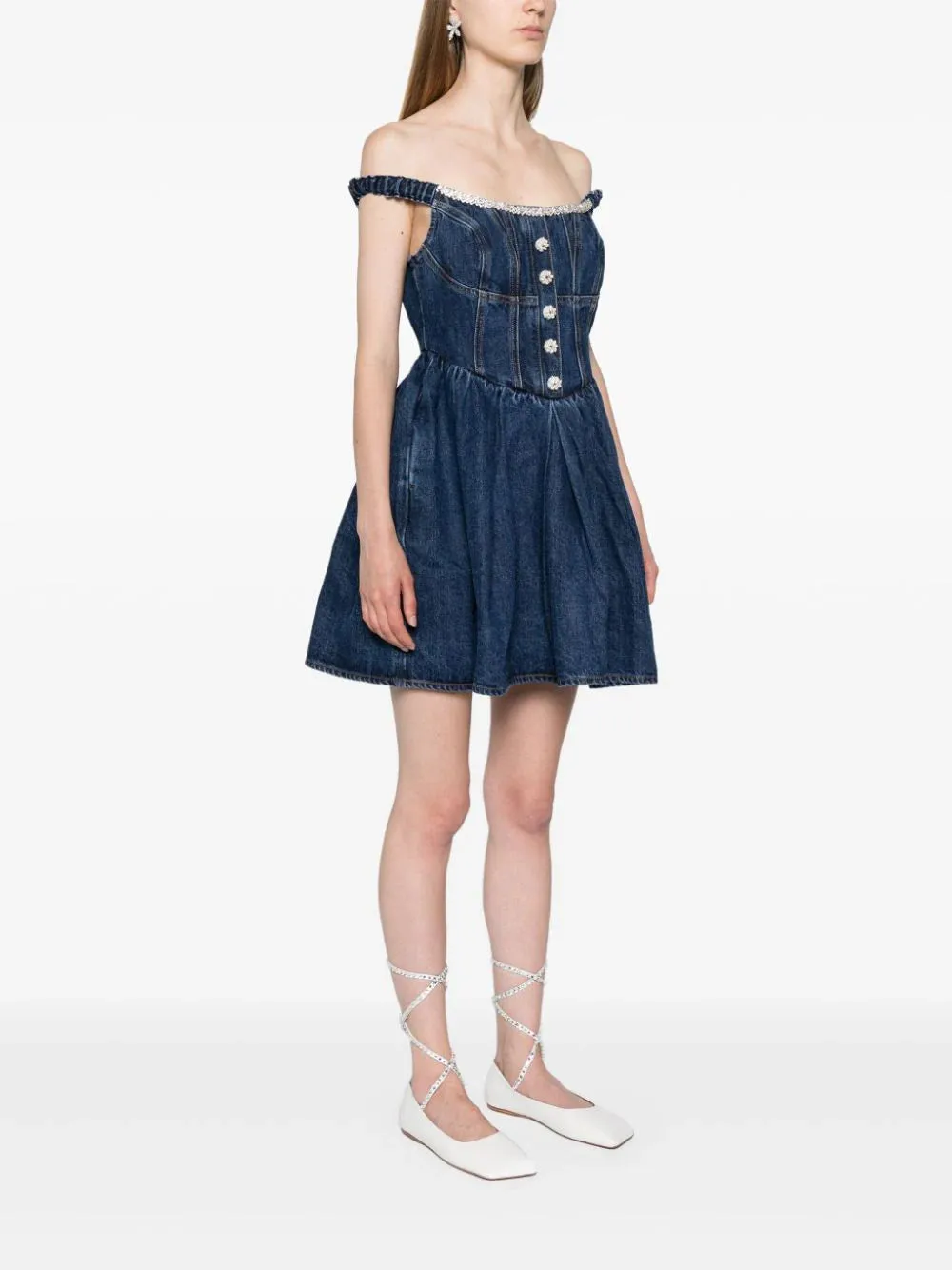 Miniabito in denim con spalle scoperte