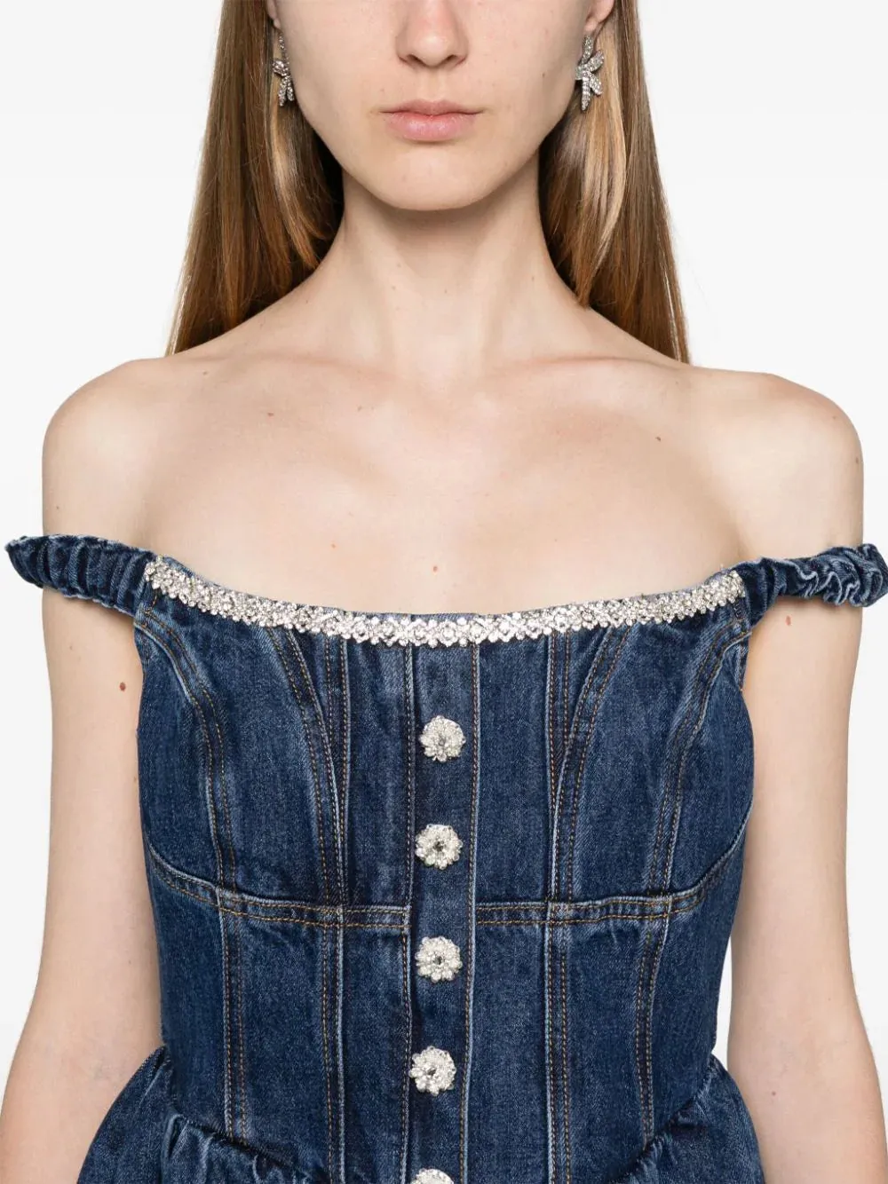 Miniabito in denim con spalle scoperte