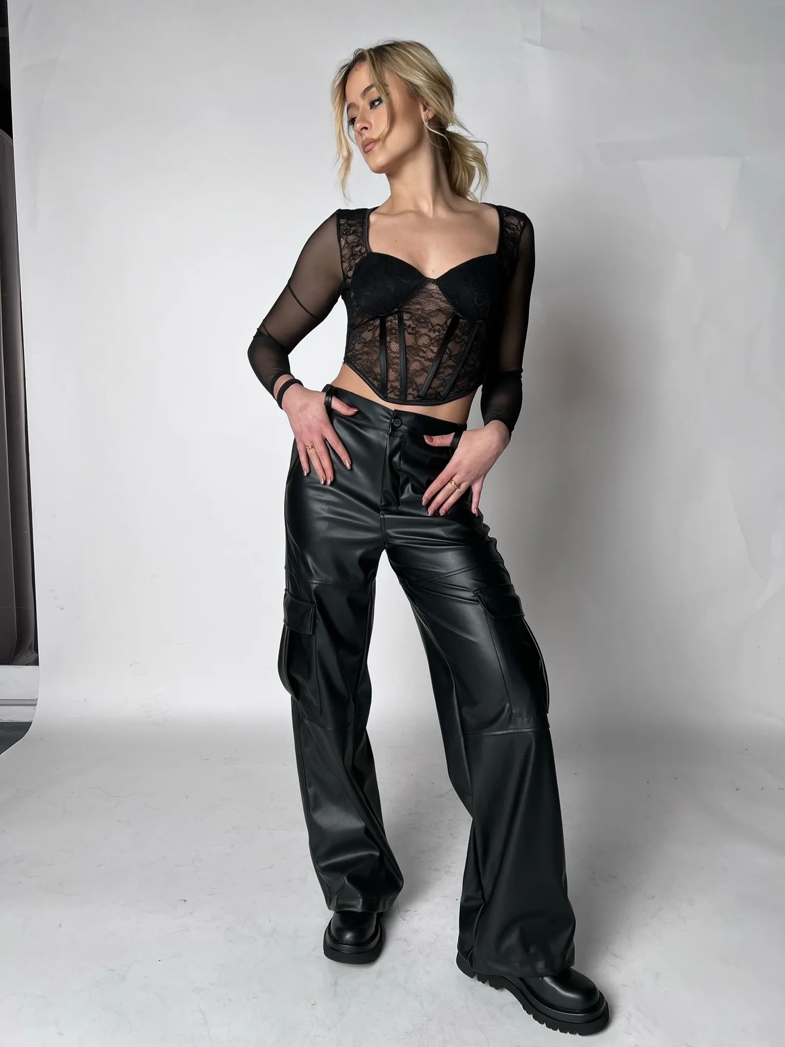 Pantalone cargo in ecopelle - NERO