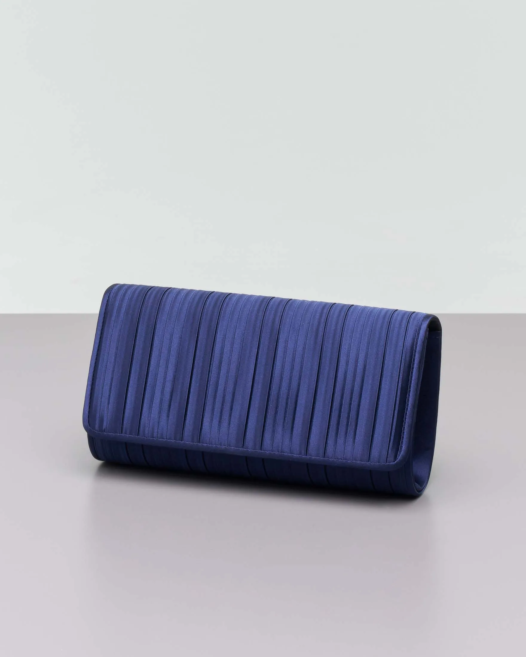 Pochette a busta blu in raso plissè con patta di chiusura e tracolla catena dorata