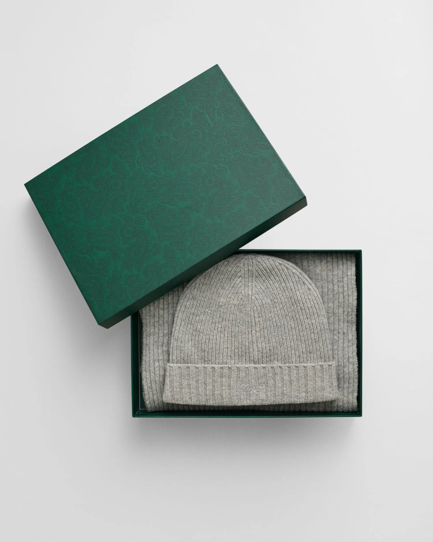  Set regalo berretto e sciarpa con scritta GANT    