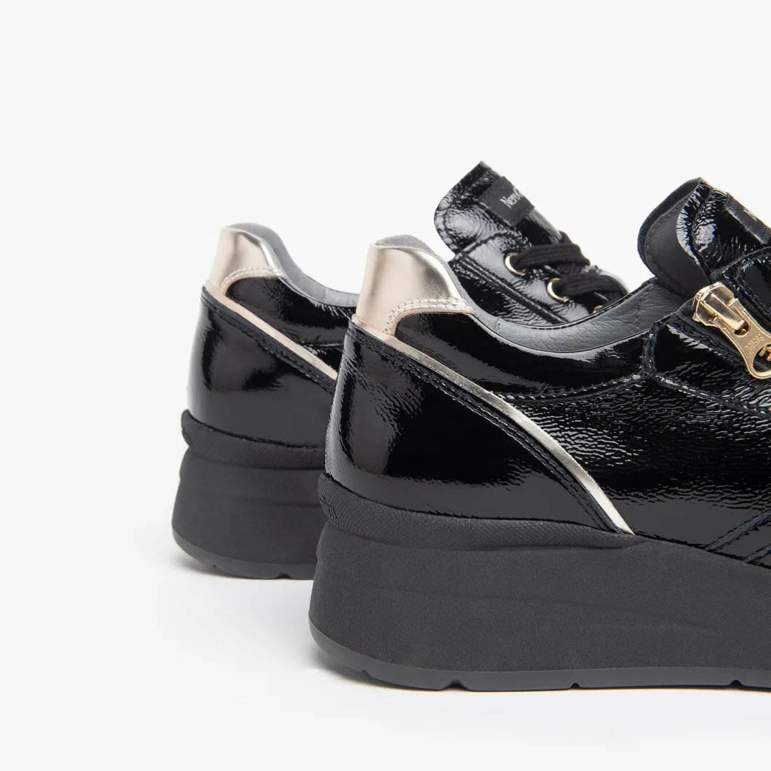 Sneaker da donna NeroGiardini in vernice nera con zip laterale