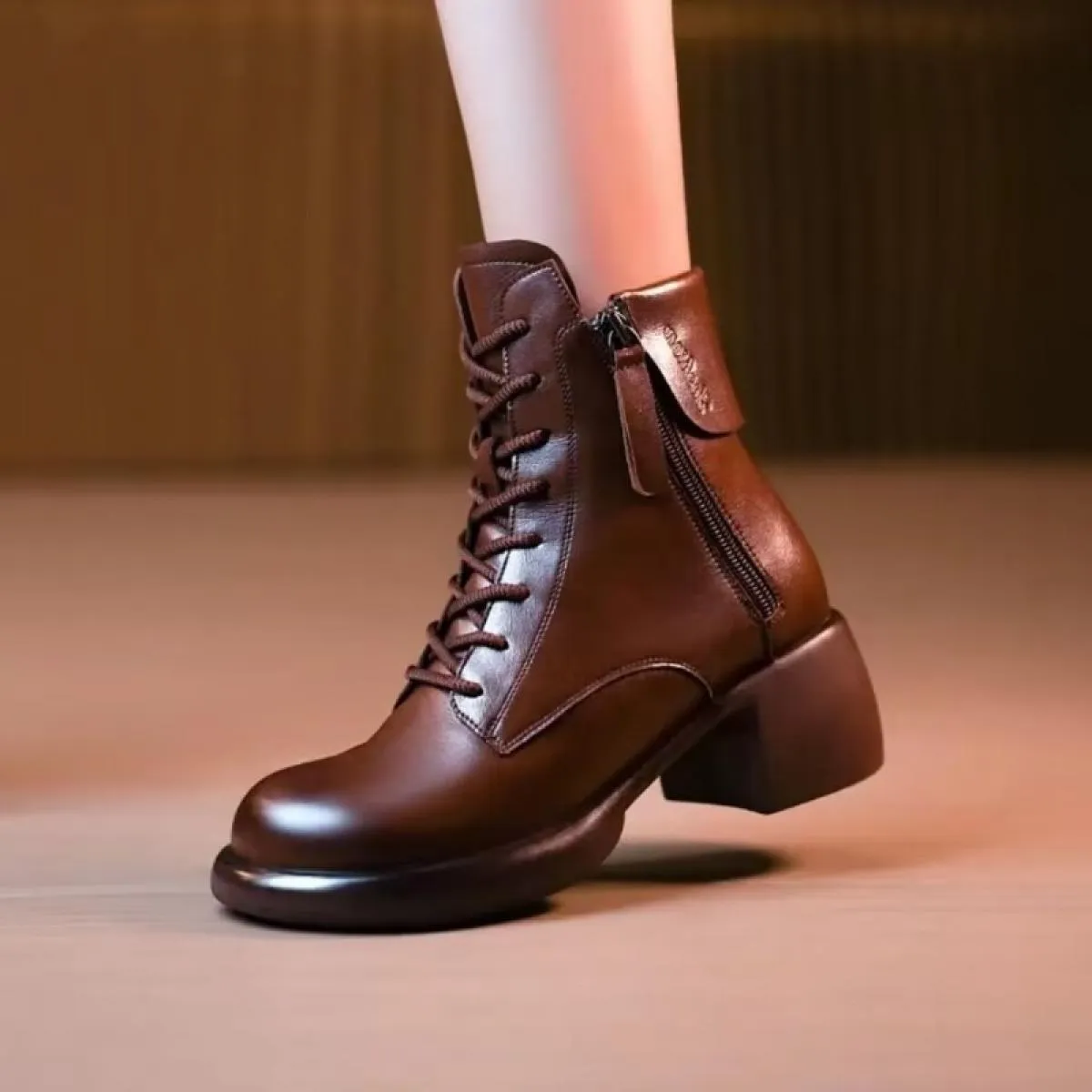 Stivali da donna Nuovo 2024 Retro Stivali con cerniera laterale Scarpe da donna Colore solido Stivaletti con tacco spesso Scarpe