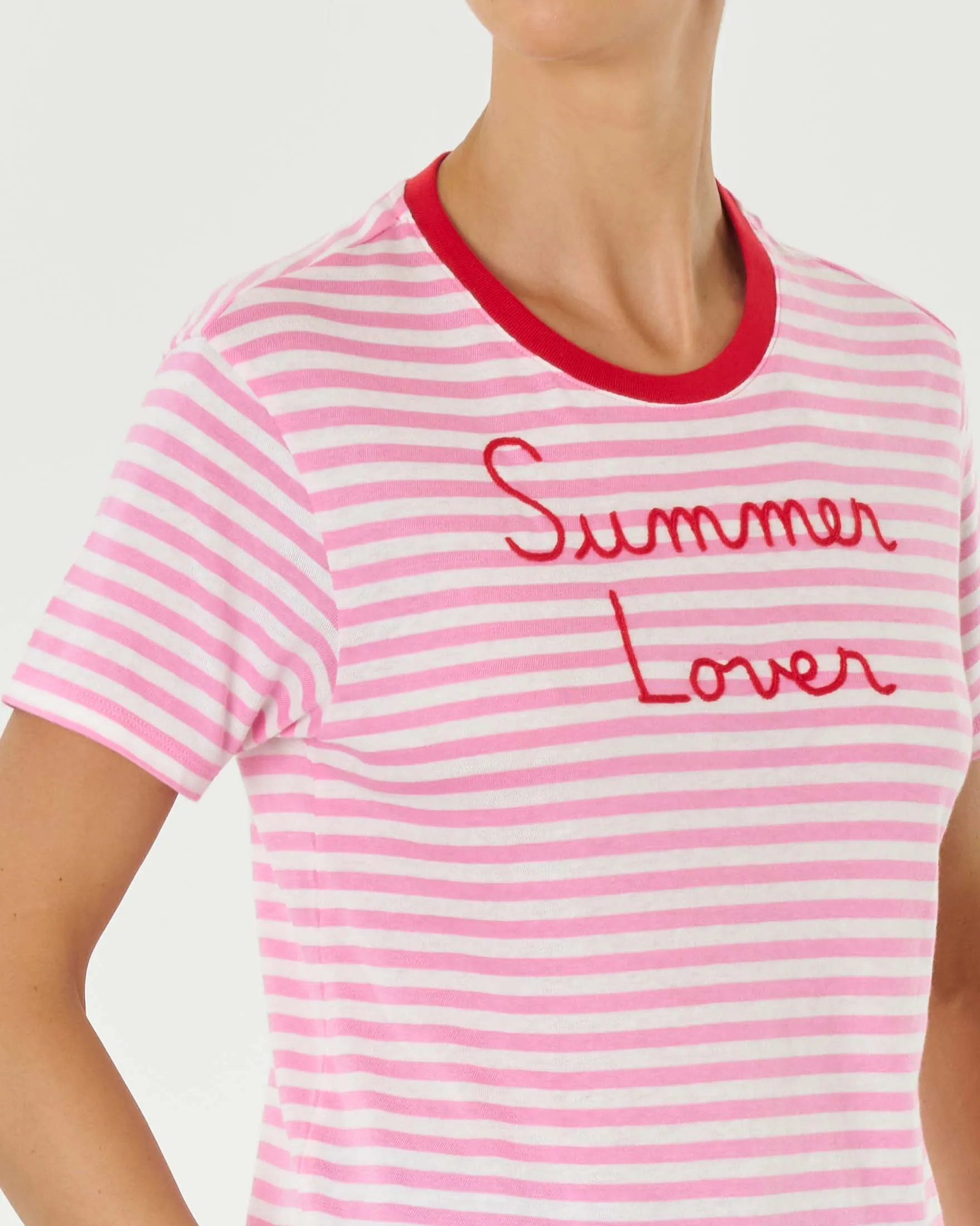 T-shirt a righe bianche e rosa in puro cotone con maxi scritta rossa ricamata sul davanti