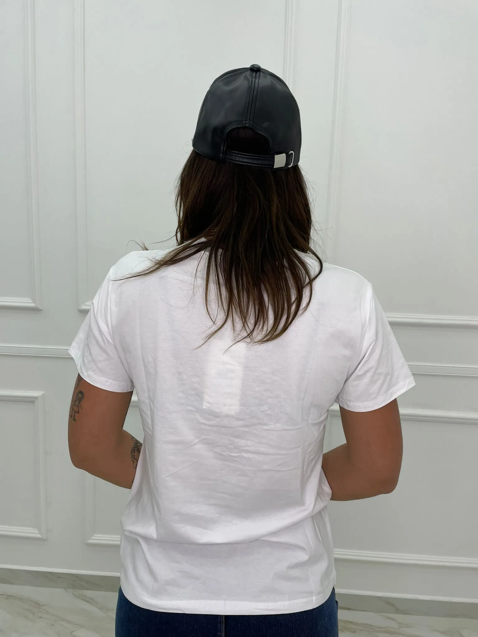 T-shirt con catena argento e scritta