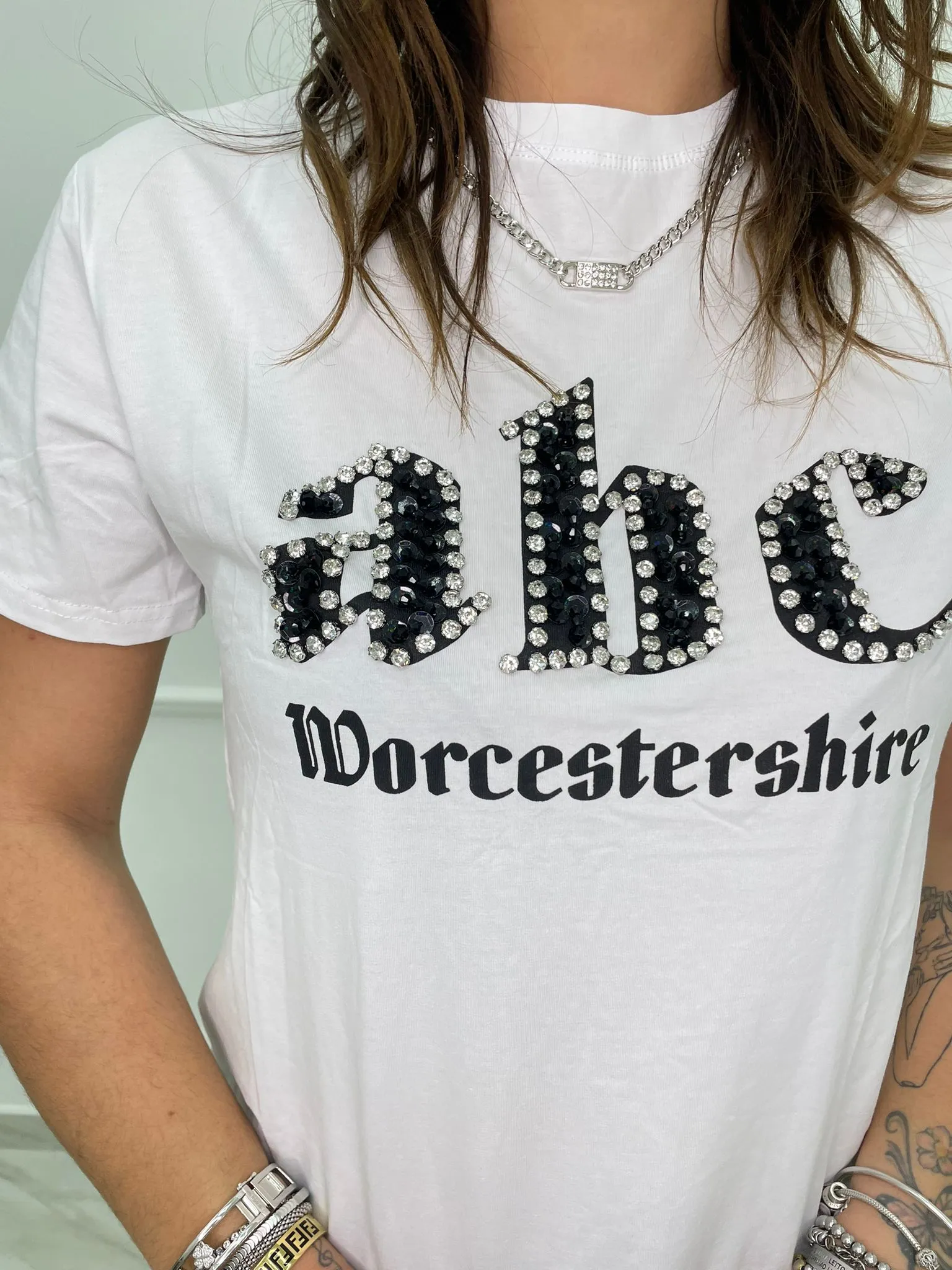 T-shirt con catena argento e scritta