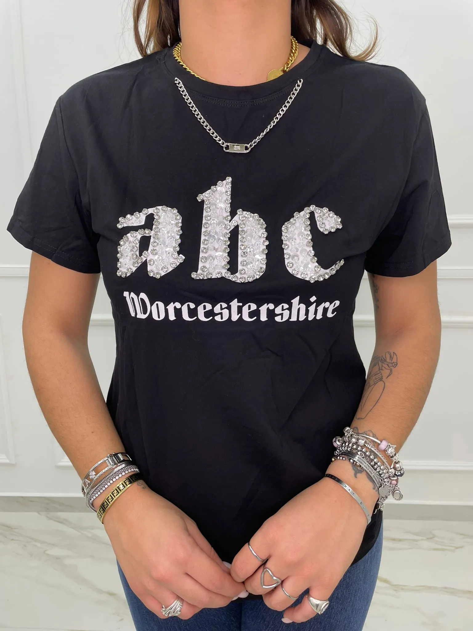 T-shirt con catena argento e scritta