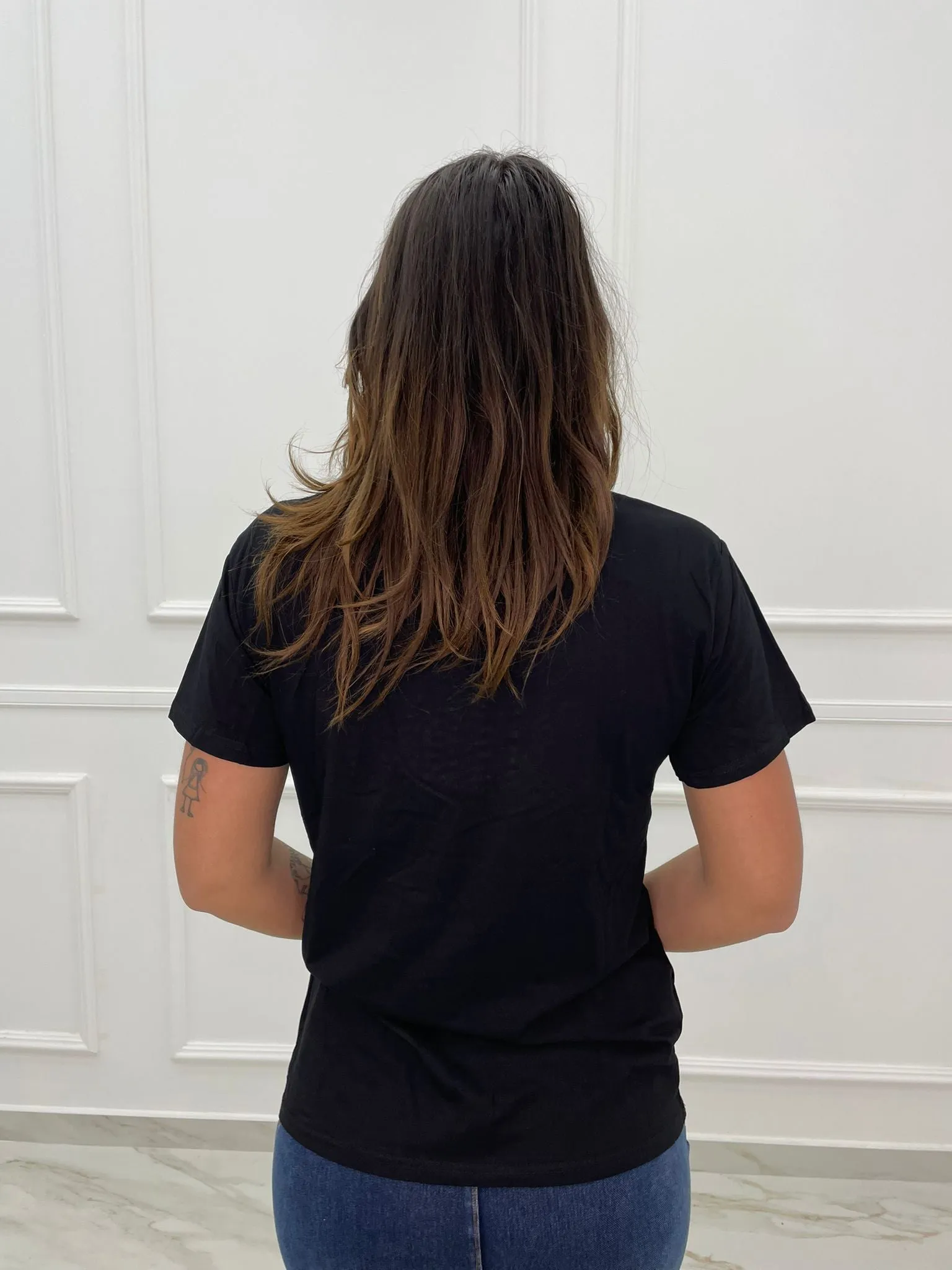 T-shirt con catena argento e scritta