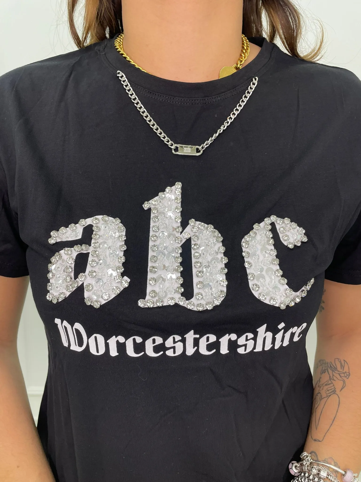 T-shirt con catena argento e scritta