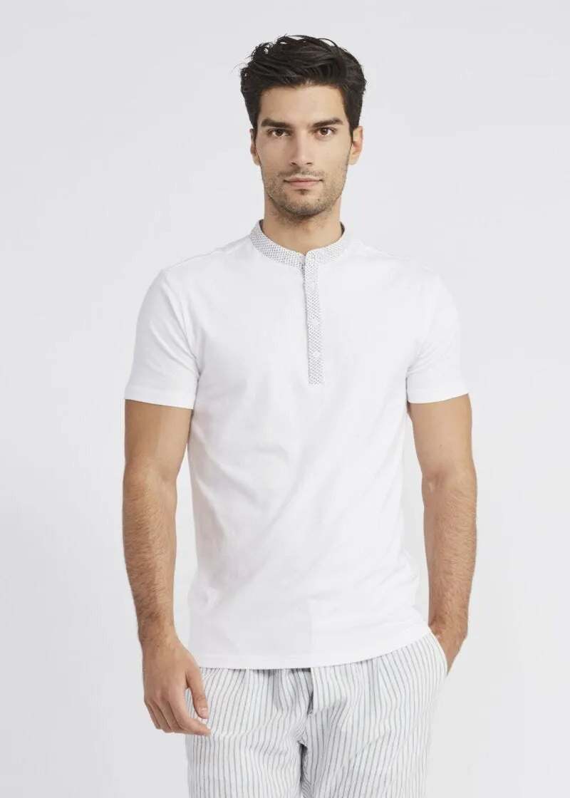 T-shirt con collo alla coreana