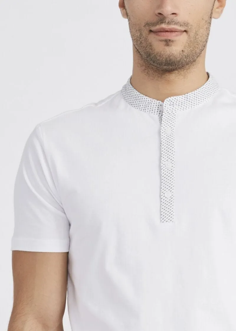 T-shirt con collo alla coreana