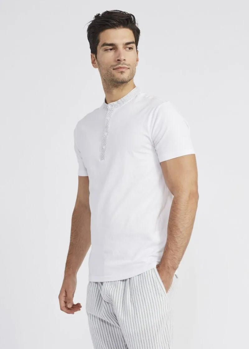 T-shirt con collo alla coreana