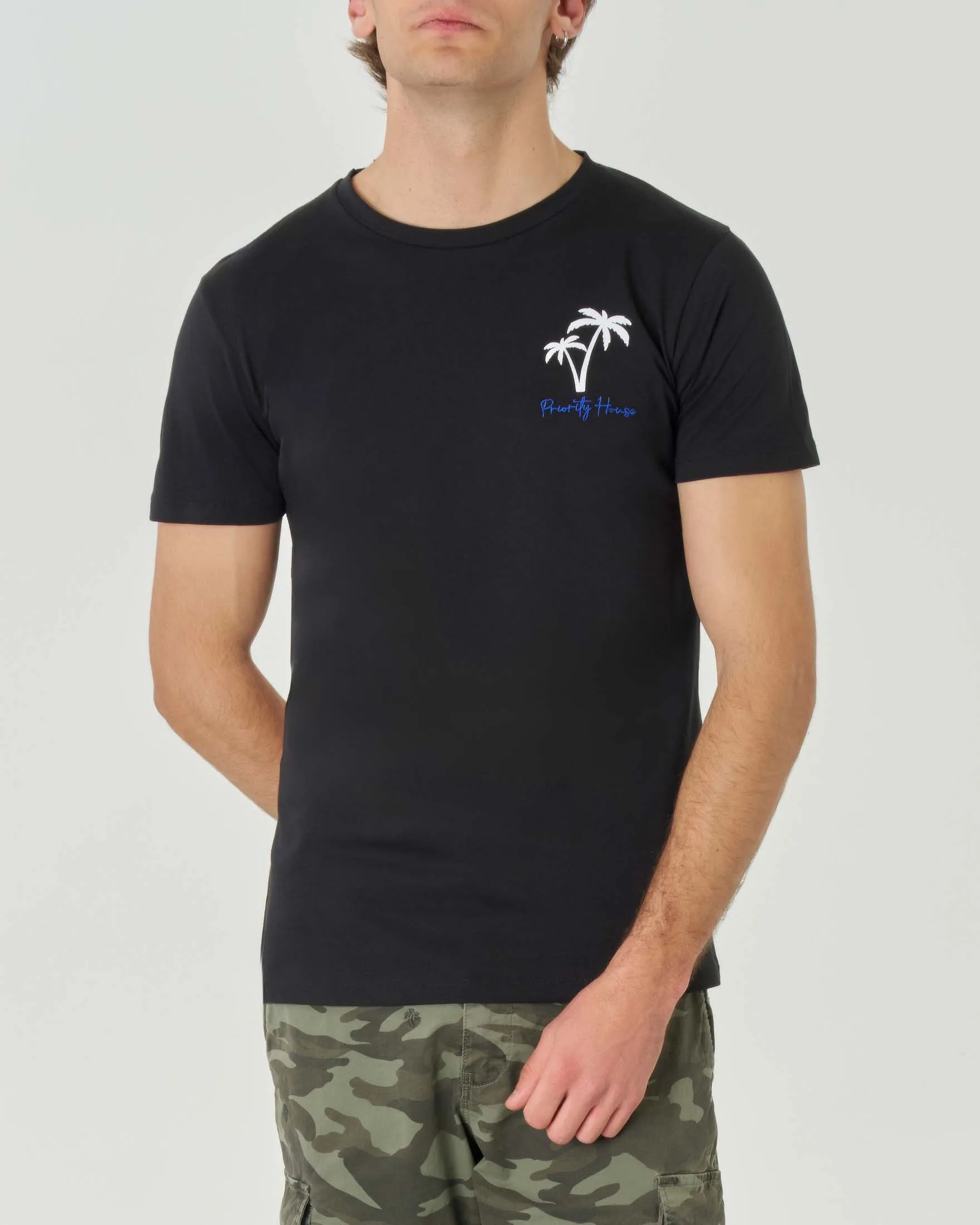 T-shirt nera in puro cotone con stampa palmette bianche e scritta blu royal ricamata sul petto