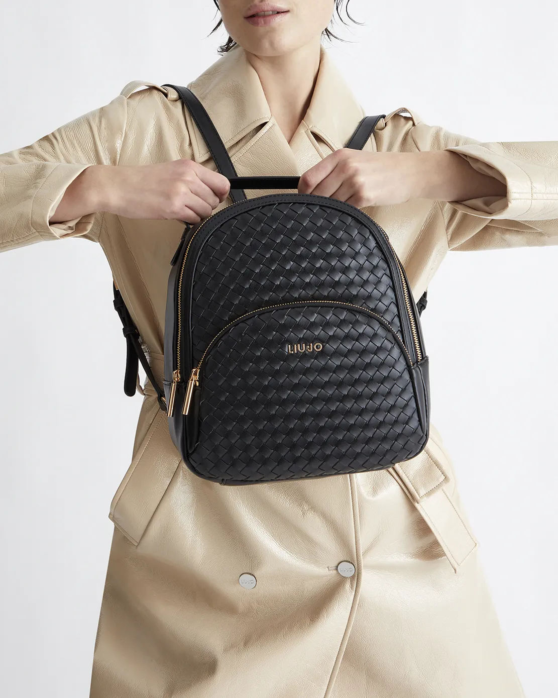 Zaino nero in similpelle intrecciata con tasca esterna frontale logata con chiusura a cerniera